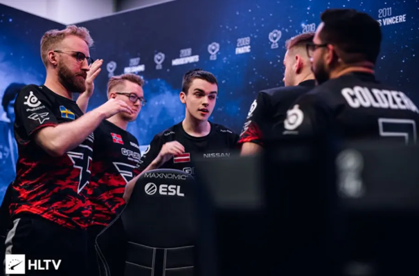 球员同场竞 球员同场竞